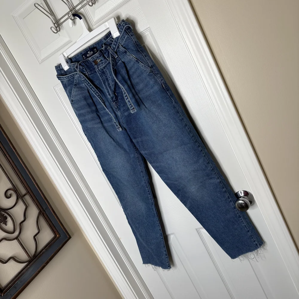 Hollister Ultra High-Waist Mom Denim Jeans in Blue Waist Size 29 - Picture 3 of 4